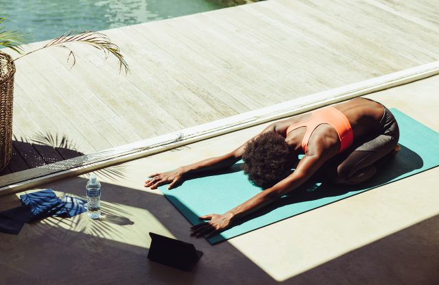 4 exercices de Pilates à faire près de la piscine : découvrez-les !