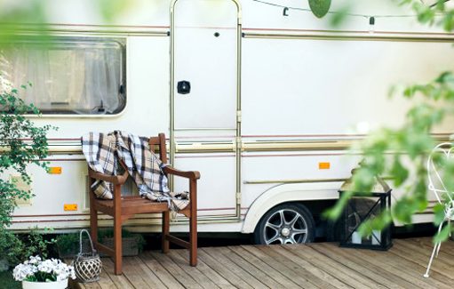 Caravane ou mobil-home dans le jardin : quelle loi