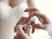 Comment accorder bague de fiançailles et alliance : conseils des joailliers.