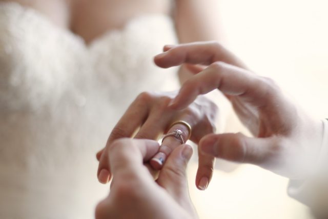 Comment accorder bague de fiançailles et alliance : conseils des joailliers.