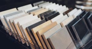 Découvrez les avantages d'un mariage de carrelages: l'alliance de deux tons différents pour une décoration unique!