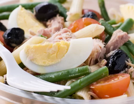 Le tour de main pour réussir son pique-nique avec des pâtes niçoises