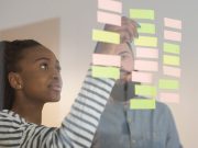Stratégie ou tactique : comprendre les nuances pour réussir en affaires et entrepreneuriat
