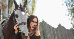 21 déguisements de chevaux DIY pour Halloween : idées originales et effrayantes pour transformer votre compagnon équin !