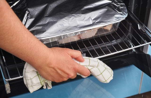Cuisiner à l'intérieur d'une feuille d'étain : dangers et astuces pour l'utiliser en toute sécurité
