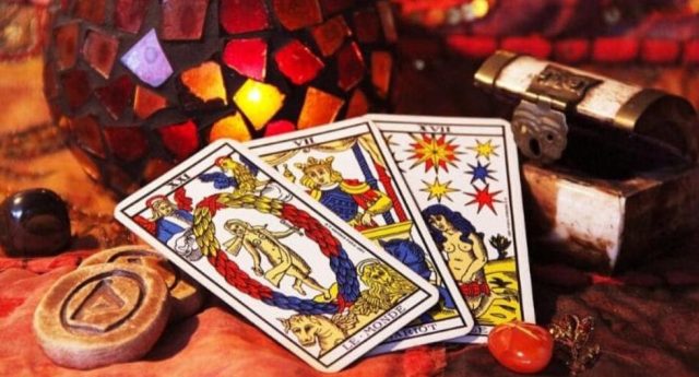 Plongée dans l'avenir : les cartes du tarot pour guider vos choix en 2023