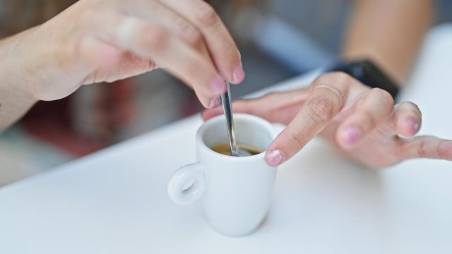 Tournez la cuillère à droite ou à gauche : révélations sur l'étiquette du café!