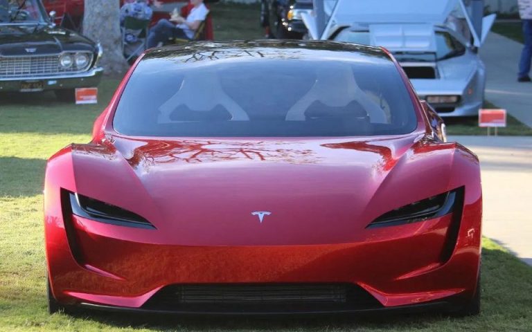 Elon Musk face à un rival technologique majeur : l’annulation du Roadster Tesla par Rivian