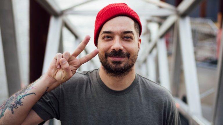 Aesop Rock dévoile son nouvel album : écoute « I Heard It’s a Mess There Too » et plonge dans un univers musical captivant