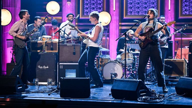 Big Thief enflamme le plateau de Fallon avec une performance captivante de « Grandmother »