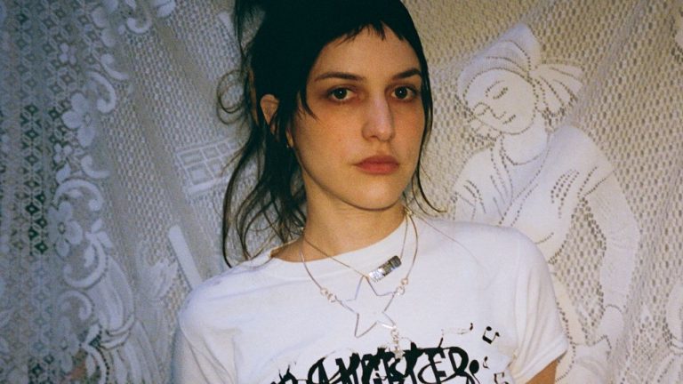 Oklou dévoile des morceaux inédits de Choke Enough (Deluxe) : écoute maintenant des sons captivants