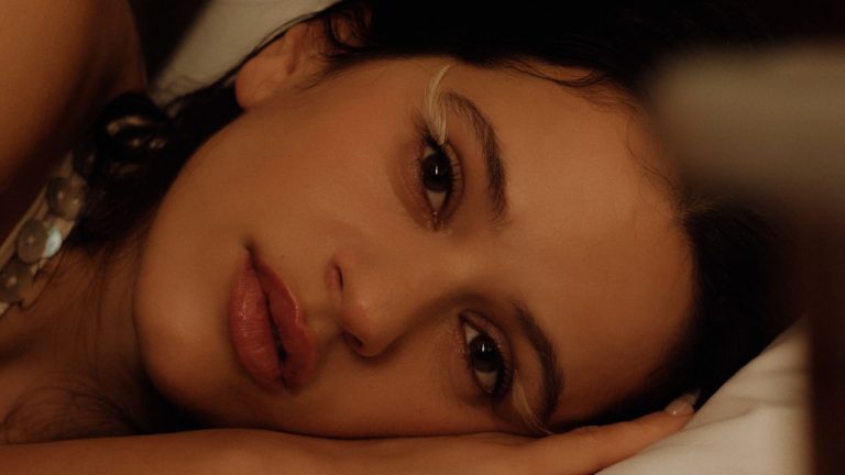 Rosalía collabore avec Björk et Yves Tumor pour un nouveau morceau captivant « Berghain » : regardez le clip ici