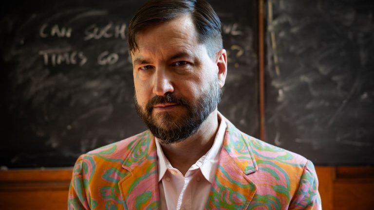 The Soft Pink Truth dévoile un nouvel album captivant et partage un clip vidéo pour une nouvelle chanson à ne pas manquer