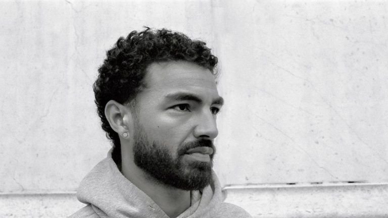 Navy Blue dévoile son nouvel album et présente le morceau « Orchards » : écoutez maintenant les sons captivants.