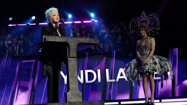 Cyndi Lauper saluée par Chappell Roan et interprète ses succès au Rock Hall : regardez la cérémonie brillante