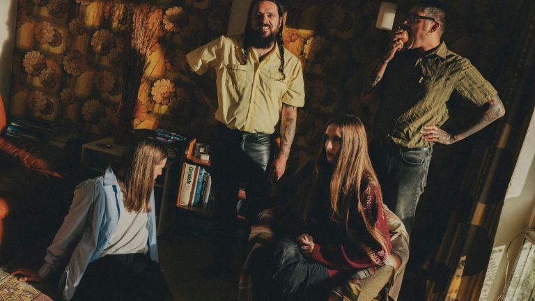 Nouveau clip captivant de dry cleaning : « cruise ship designer » à ne pas manquer