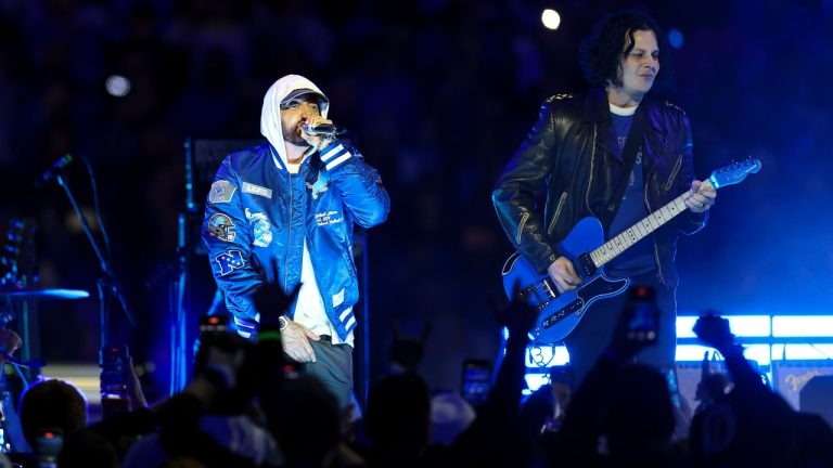 Jack White et Eminem s’associent pour un show époustouflant à la mi-temps du match de Thanksgiving des Lions de Detroit : à ne pas manquer !