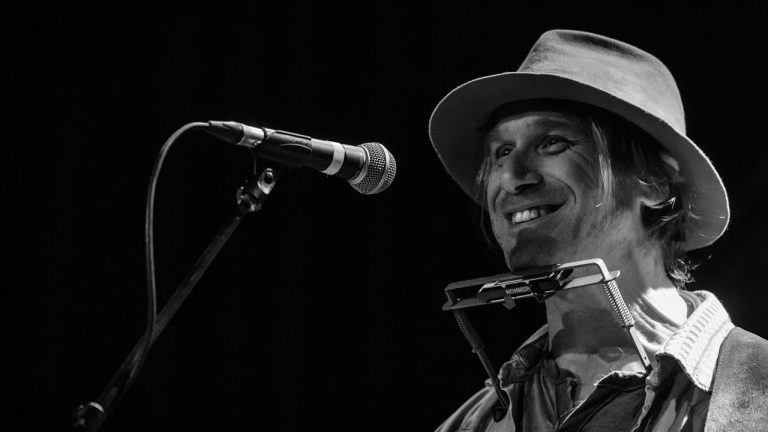 Todd Snider, icône du folk satirique, nous quitte à 59 ans : un hommage à sa musique engagée