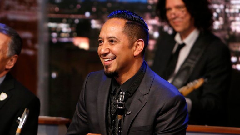 Cleto Escobedo III, bandleader de Jimmy Kimmel Live!, s’éteint à 59 ans : hommage à un musicien emblématique