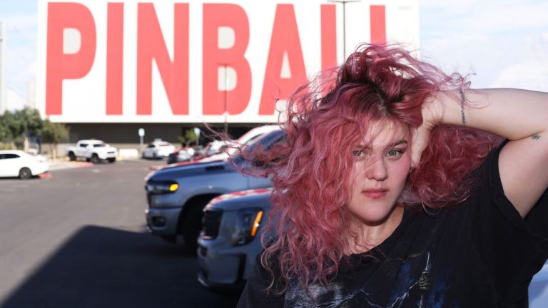 Grace Ives revient avec de nouvelles mélodies captivantes : écoutez ses chansons fraîches et inédites