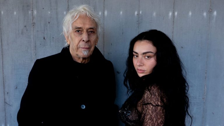 Charli XCX et John Cale dévoilent un nouveau titre pour les hauts de Hurlevent d’Émilia, visionnez le clip captivant