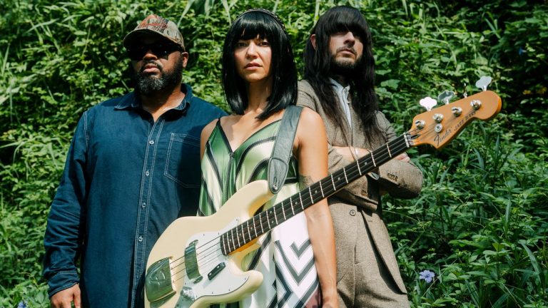 Khruangbin dévoile son album surprise the universe smiles upon you ii : écoute les sonorités envoûtantes