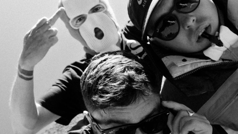 Kneecap aborde les charges de terrorisme dans sa nouvelle chanson “No Comment” : écoutez maintenant