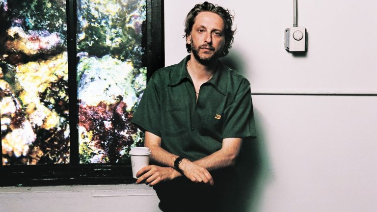 Oneohtrix Point Never dévoile sa tournée européenne printanière en 2026 : réservez vos places maintenant !