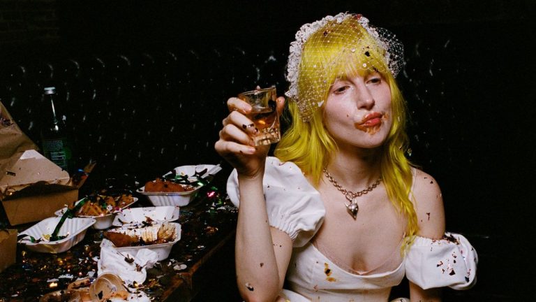 Hayley Williams dévoile son nouveau single “Showbiz” : écoutez la magie de Paramore en solo.