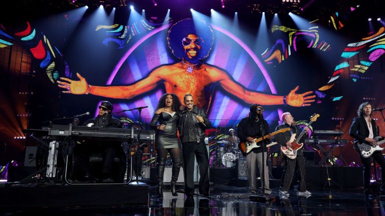 Sly Stone honoré par stevie wonder et questlove au rock & roll hall of fame : un hommage unique de légendes de la musique
