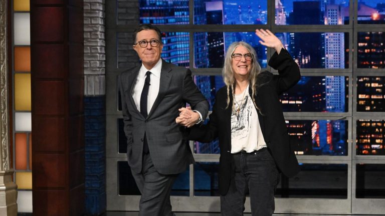 Patti Smith évoque son nouveau mémoires et interprète “Peaceable Kingdom” sur Colbert : à ne pas manquer