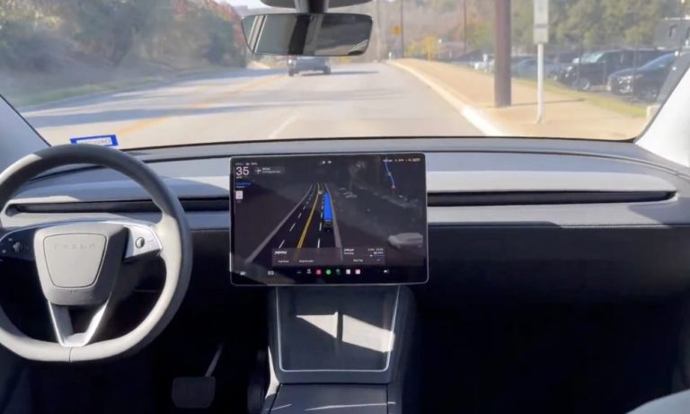 Elon Musk et le directeur de l’IA de Tesla révèlent des insights captivants après des trajets en Robotaxi vides