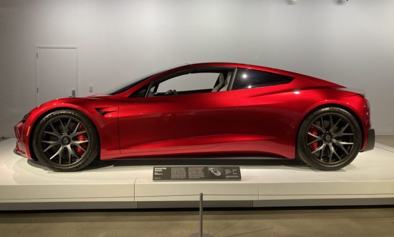 Elon Musk révèle des révélations étonnantes sur le Tesla Roadster et son avenir électrique