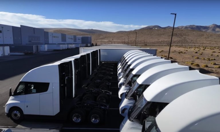 Tesla a ouvert sa nouvelle usine de camions Semi, une étape majeure dans la production de poids lourds électriques. Cette installation, située près de la Gigafactory de Nevada, est dédiée à la fabrication du Tesla Semi, un camion entièrement électrique. (cleantrucking.com)
Le Tesla Semi est équipé de trois moteurs indépendants offrant un couple instantané et une puissance inégalée à toutes les vitesses, permettant aux conducteurs de s’insérer en toute sécurité et de suivre le trafic. (tesla.com)
La production de masse du Tesla Semi est prévue pour débuter en 2026, avec des livraisons aux clients attendues à partir de cette année-là. (teslaoracle.com)
Pour soutenir cette nouvelle flotte de camions électriques, Tesla a également ouvert sa première station Megacharger en dehors d’une usine Tesla, située près de Los Angeles. Cette station offre une capacité de charge de 750 kW, permettant de recharger rapidement les camions Semi. (autos.yahoo.com)
Cette avancée marque un tournant dans l’industrie du transport, avec l’introduction de poids lourds électriques performants et une infrastructure de recharge dédiée.