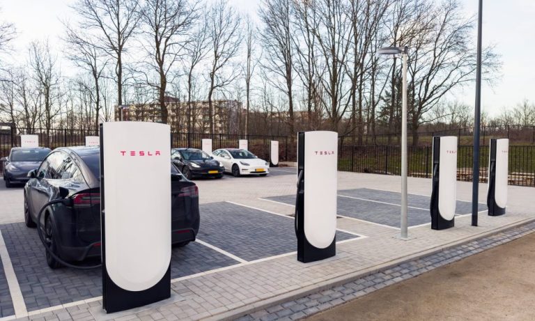 Tesla Supercharger pour entreprises : écart de ROI saisissant entre emplacements optimaux et médiocres