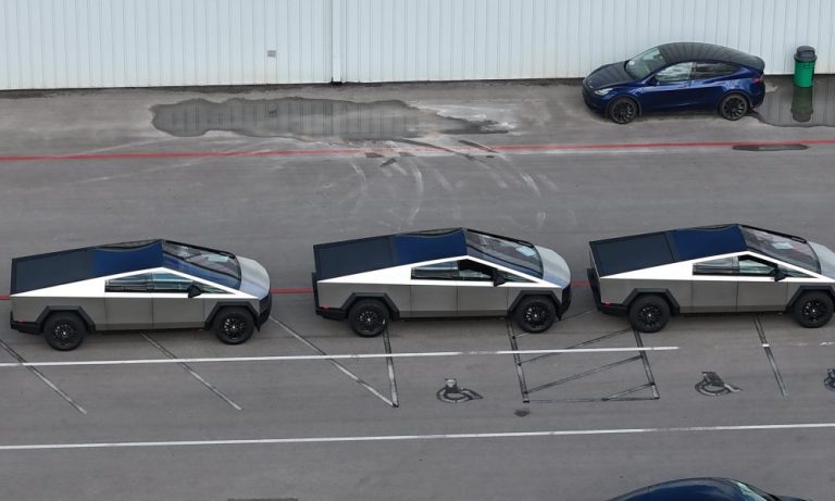 Le nouveau modèle du Tesla Cybertruck approche de ses premières livraisons
Le Tesla Cybertruck, le pick-up électrique au design futuriste, est désormais disponible en Europe avec des prix débutant à 95 000 € pour la version à moteur unique (Single Motor RWD) et atteignant 145 000 € pour la version haut de gamme Cyberbeast Tri-Motor AWD. (drivo.rent)
Ce modèle offre une autonomie estimée à 400 km pour la version Single Motor RWD et jusqu’à 550 km pour la version Dual Motor AWD, selon le cycle WLTP. (drivo.rent)
Les premières livraisons en Europe sont attendues entre le quatrième trimestre 2026 et le premier trimestre 2027. (drivo.rent)
Pour plus d’informations, vous pouvez consulter la vidéo suivante qui présente le lancement du Cybertruck par Tesla et Elon Musk :
Tesla et Elon Musk lancent le Cybertruck au prix fort