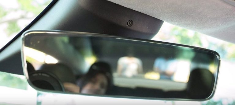 Tesla simplifie la surveillance des conducteurs avec sa nouvelle mise à jour de la conduite autonome complète