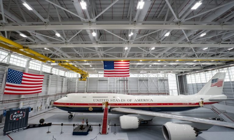 President Trump vante le nouvel Air Force One intégrant la technologie de Musk : un avion présidentiel révolutionnaire.