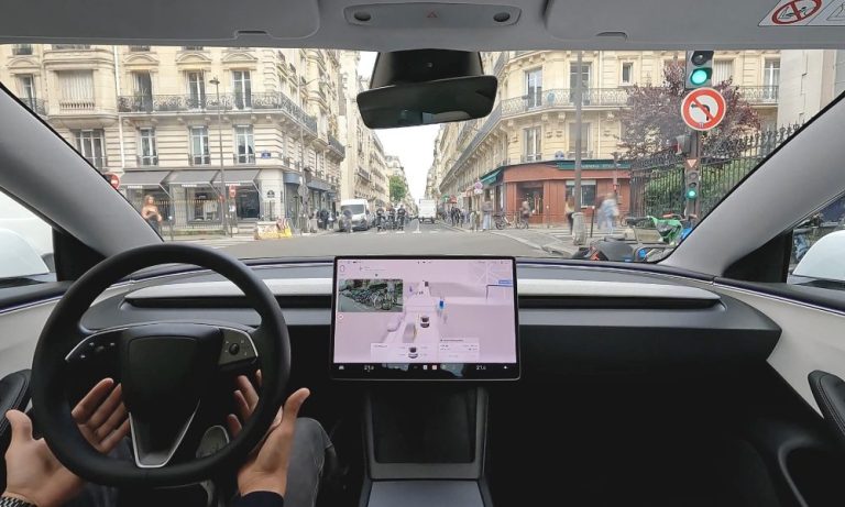 Elon Musk répond avec fermeté au retard d’approbation de la conduite autonome de Tesla en France