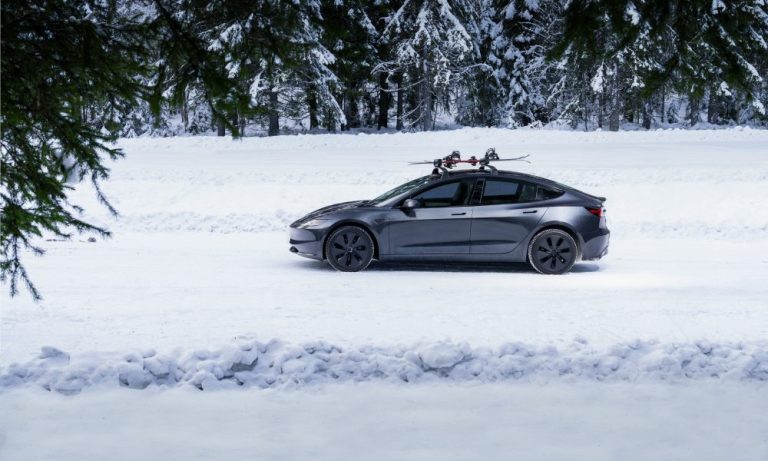 Tesla améliore la maniabilité avec ses nouveaux modes de contrôle de traction pour tous les terrains