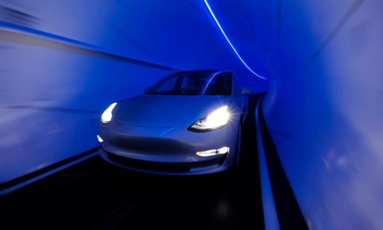 Elon Musk explique l’échec du projet Boring Co sur la côte Est : enjeux et implications pour l’avenir des tunnels urbains.