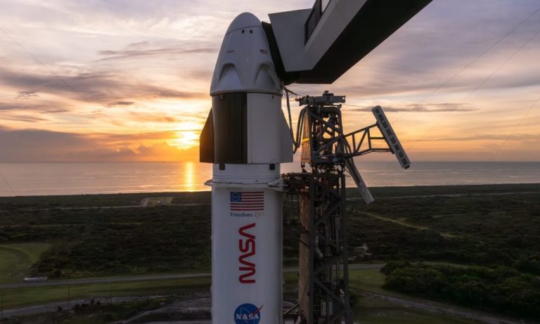 SpaceX réussit le lancement d’astronautes avec « Lucky 13 », alliant tradition Tesla et superstition spatiale