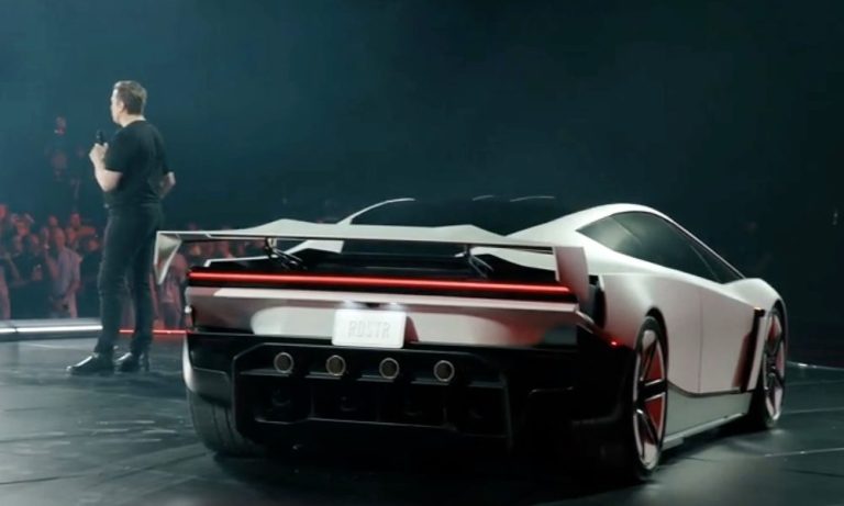 Elon Musk rappelle le véritable sens de la Roadster : performance et innovation électrique.